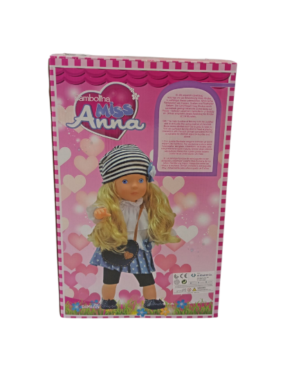 صورة الدمية المعروضة هي "بامبولينا ميس آنا"، وهي دمية تفاعلية مصممة للأطفال بعمر سنتين فما فوق، وتتميز بالقدرة على نطق 50 كلمة